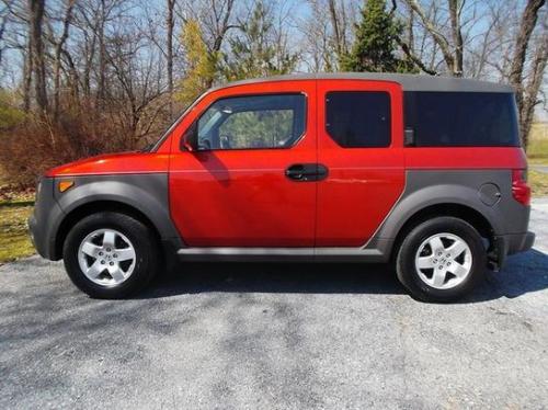 Photo of a 2003-2005 Honda Element in Sunset Orange Pearl (paint color code YR539P)