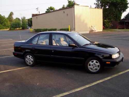 Photo of a 1991-1996 Infiniti G in Black Obsidian (paint color code KH3)