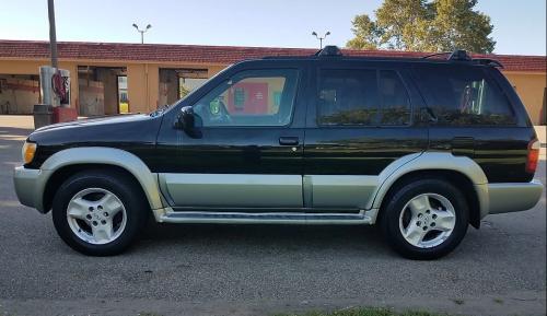 Photo of a 1999-2001 Infiniti QX in Black Obsidian on Titanium (paint color code MT1)