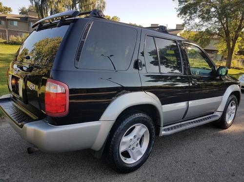 Photo of a 1999-2001 Infiniti QX in Black Obsidian on Titanium (paint color code MT1)