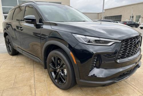 Photo of a 2022-2025 Infiniti QX60 in Mineral Black (paint color code GAT)