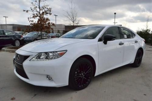 Photo of a 2015 Lexus ES in Ultra White (paint color code 083)