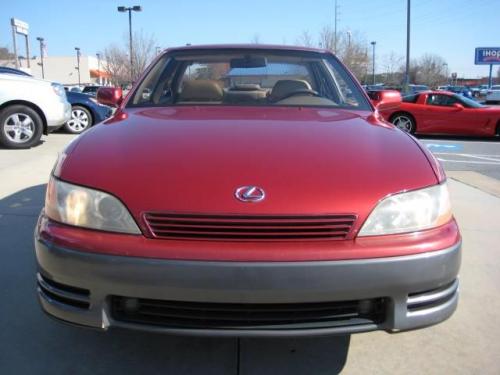 Photo of a 1992-1993 Lexus ES in Garnet Pearl (paint color code 3K3)