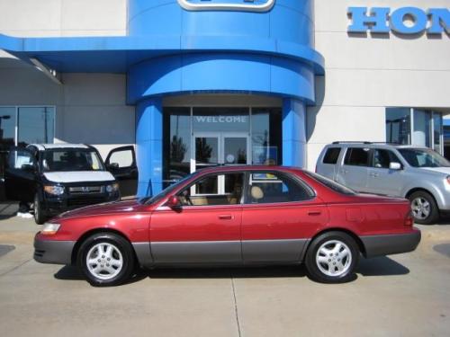 Photo of a 1992-1993 Lexus ES in Garnet Pearl (paint color code 3K3)