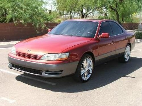 Photo of a 1992-1993 Lexus ES in Garnet Pearl (paint color code 3K3)