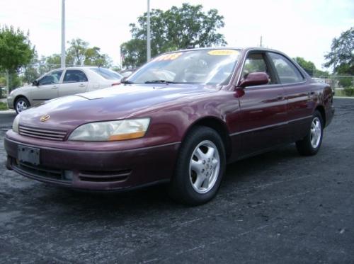 Photo of a 1996 Lexus ES in Ruby Pearl (paint color code 3L3)