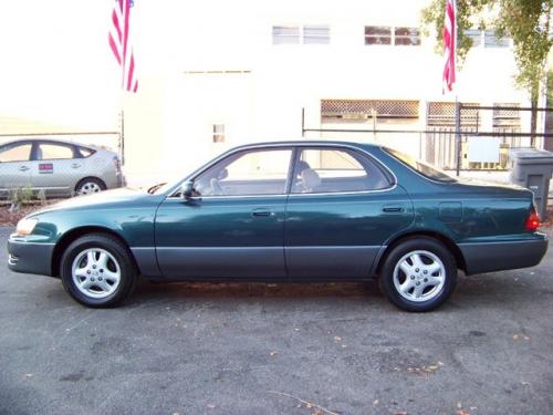 Photo of a 1996 Lexus ES in Classic Green Pearl (paint color code 6P2)