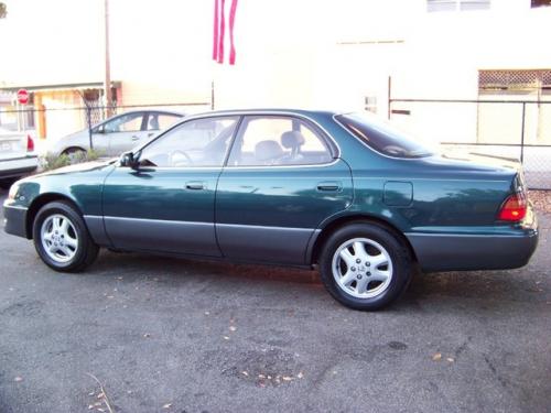 Photo of a 1996 Lexus ES in Classic Green Pearl (paint color code 6P2)