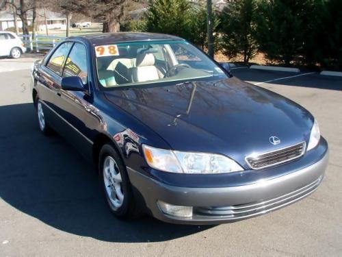 Photo of a 1997-1999 Lexus ES in Blue Velvet Pearl (paint color code 8L3)