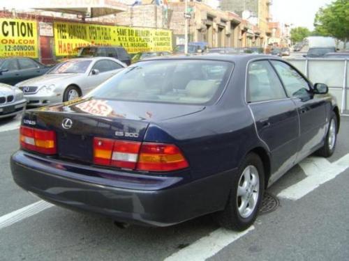 Photo of a 1997-1999 Lexus ES in Blue Velvet Pearl (paint color code 8L3)