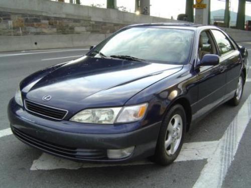 Photo of a 1997-1999 Lexus ES in Blue Velvet Pearl (paint color code 8L3)