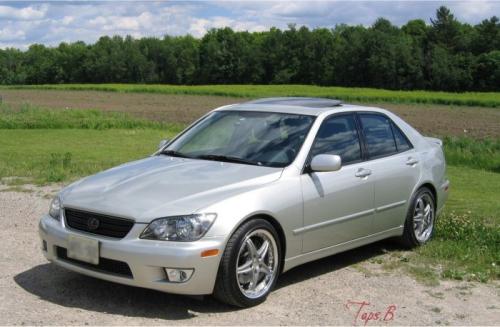 Photo of a 2001-2005 Lexus IS in Millennium Silver Metallic (paint color code 1C0)