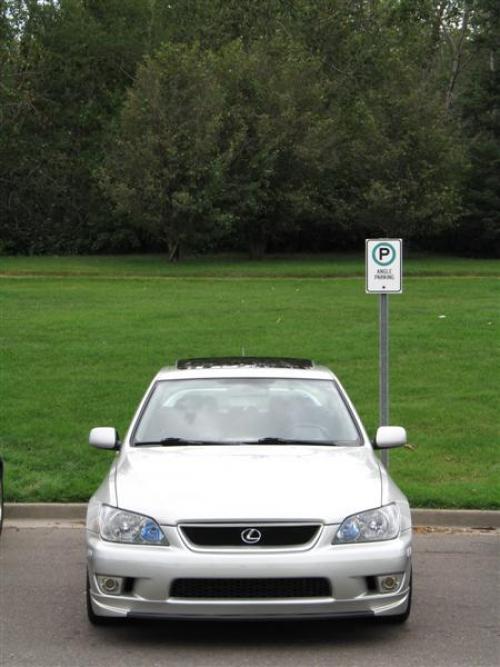 Photo of a 2001-2005 Lexus IS in Millennium Silver Metallic (paint color code 1C0)