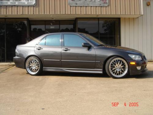 Photo of a 2001-2005 Lexus IS in Graphite Gray Pearl (paint color code 1C6)