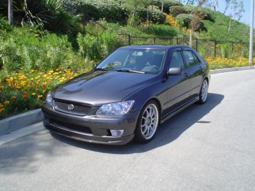 Photo of a 2001-2005 Lexus IS in Graphite Gray Pearl (paint color code 1C6)