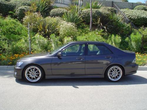 Photo of a 2001-2005 Lexus IS in Graphite Gray Pearl (paint color code 1C6)