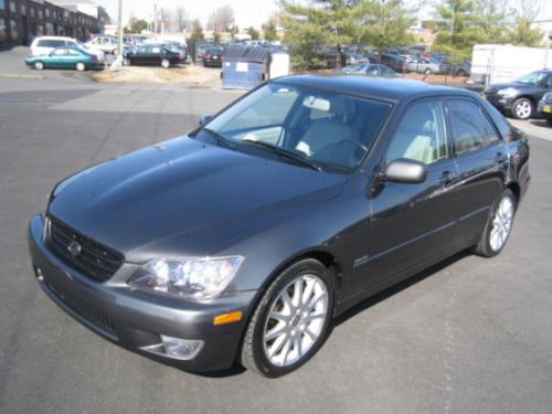 Photo of a 2001-2005 Lexus IS in Graphite Gray Pearl (paint color code 1C6)