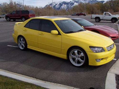 Photo of a 2001-2003 Lexus IS in Solar Yellow (paint color code 576)