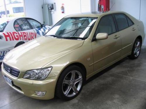 Photo of a 2002-2003 Lexus IS in Cibola Gold Metallic (paint color code 585)