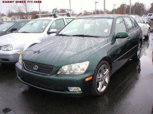 Photo of a 2002-2005 Lexus IS in Electric Green Mica (paint color code 6R4)