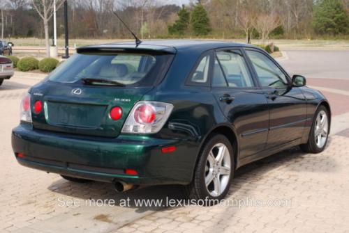 Photo of a 2002-2005 Lexus IS in Electric Green Mica (paint color code 6R4)