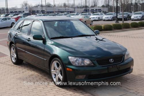 Photo of a 2002-2005 Lexus IS in Electric Green Mica (paint color code 6R4)