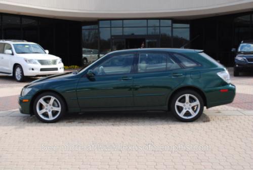 Photo of a 2002-2005 Lexus IS in Electric Green Mica (paint color code 6R4)