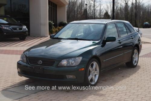 Photo of a 2002-2005 Lexus IS in Electric Green Mica (paint color code 6R4)