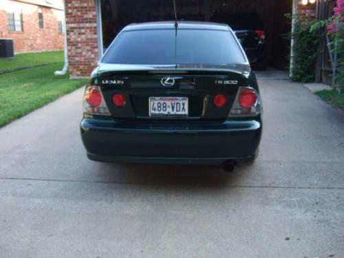 Photo of a 2002-2005 Lexus IS in Electric Green Mica (paint color code 6R4)