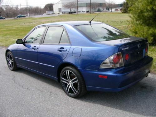 Photo of a 2002-2003 Lexus IS in Intensa Blue Pearl (paint color code 8N8)