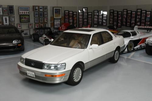 Photo of a 1990-1994 Lexus LS in Diamond White Pearl (paint color code 051)