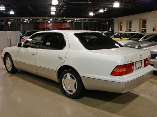 Photo of a 1995-2000 Lexus LS in Diamond White Pearl (paint color code 051)