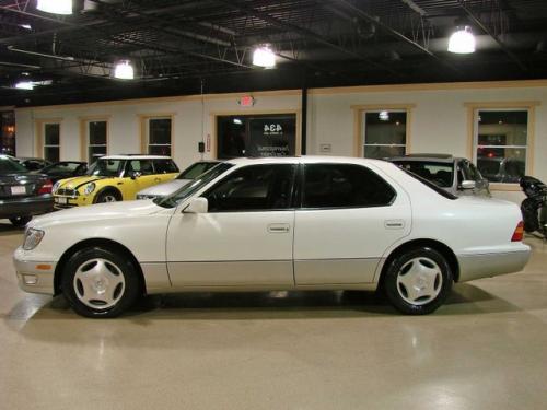 Photo of a 1995-2000 Lexus LS in Diamond White Pearl (paint color code 051)