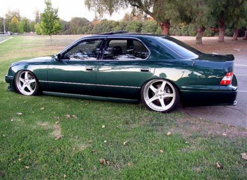 Photo of a 1996-1997 Lexus LS in Deep Jewel Green Pearl (paint color code 6P3)