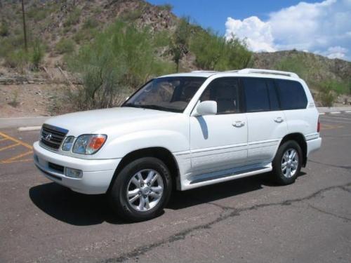 Photo of a 2003-2005 Lexus LX in Blizzard Pearl (paint color code 070)