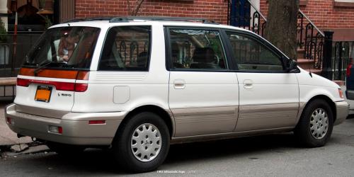 Photo of a 1992-1993 Mitsubishi Expo in Summit White on Nairobi Beige Metallic (paint color code W5H)