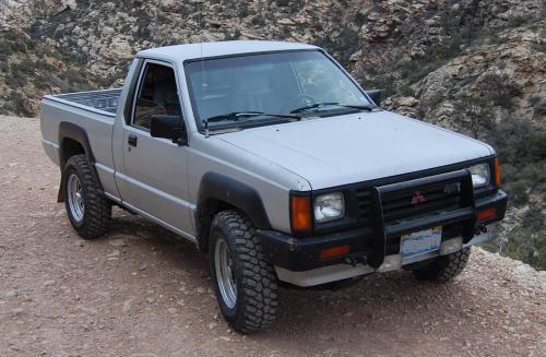 Photo of a 1987-1988 Mitsubishi Truck in Bright Silver Metallic (paint color code H43)