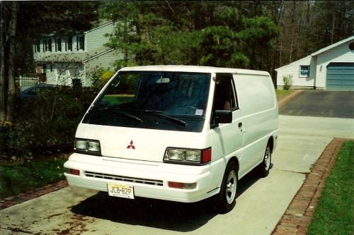 Photo of a 1987-1988 Mitsubishi Wagon in Windsor White (paint color code W30)