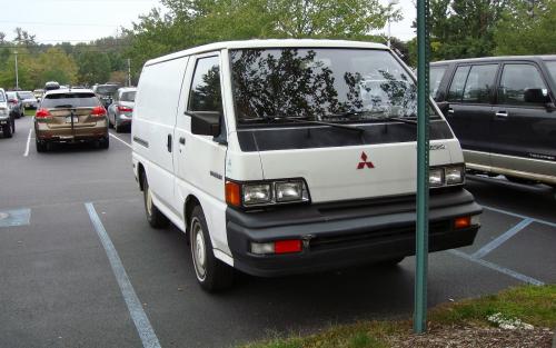 Photo of a 1987-1988 Mitsubishi Wagon in Windsor White (paint color code W30)