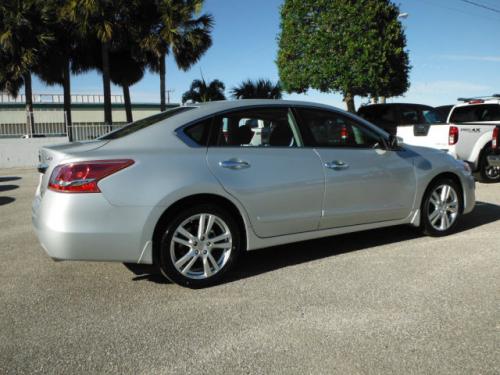 Photo of a 2013-2018 Nissan Altima in Brilliant Silver (paint color code K23)