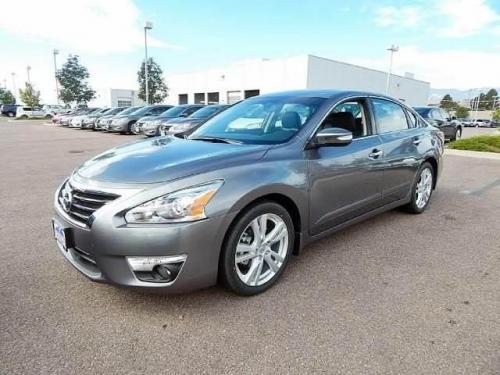 Photo of a 2014-2018 Nissan Altima in Gun Metallic (paint color code KAD)