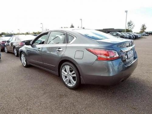 Photo of a 2014-2018 Nissan Altima in Gun Metallic (paint color code KAD)