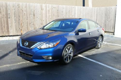 Photo of a 2016-2018 Nissan Altima in Deep Blue Pearl (paint color code RAY)