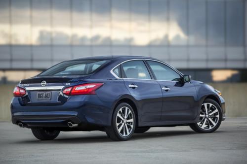 Photo of a 2016-2018 Nissan Altima in Deep Blue Pearl (paint color code RAY)