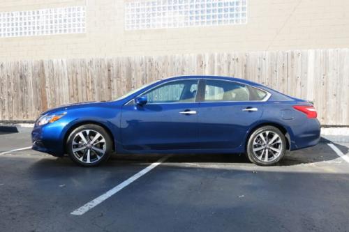 Photo of a 2016-2018 Nissan Altima in Deep Blue Pearl (paint color code RAY)