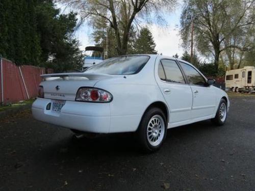 Photo of a 1993-1994 Nissan Altima in Vail White (paint color code 531)