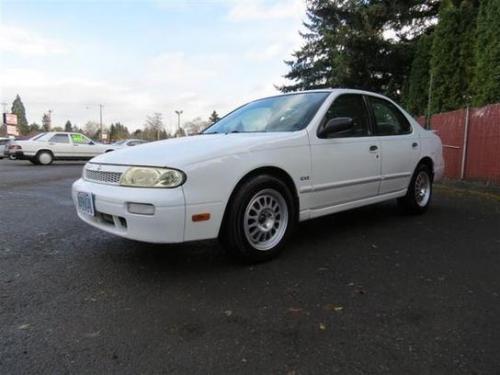 Photo of a 1993-1994 Nissan Altima in Vail White (paint color code 531)