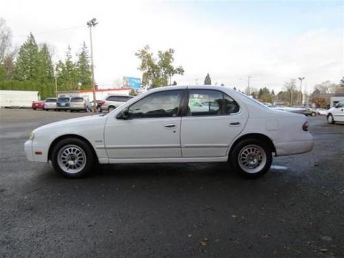 Photo of a 1993-1994 Nissan Altima in Vail White (paint color code 531)