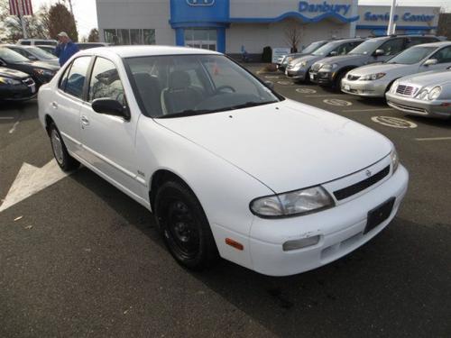 Photo of a 1993-1994 Nissan Altima in Vail White (paint color code 531)