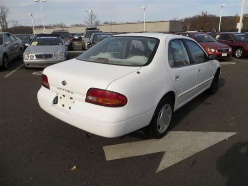 Photo of a 1993-1994 Nissan Altima in Vail White (paint color code 531)